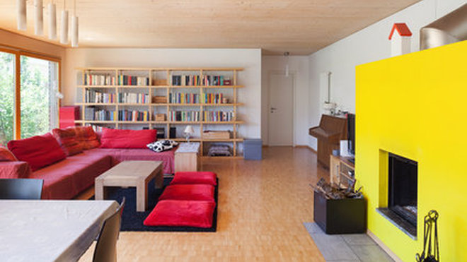 L’habitat groupé favorise les grandes pièces à vivre conviviales que l’on peut partager au moment des repas. L’architecture de la maison doit concilier espaces ouverts et espaces plus intimes pour se retrouver en famille ou seul selon les désirs de chacun. Et pourquoi pas une salle commune avec une bibliothèque, une cheminée et de grands canapés confortables et colorés. On partage volontiers une chambre d’amis qui n’est occupée que ponctuellement.