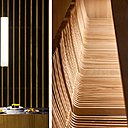 Les lames de bois des murs répondent à celles qui composent les sièges.