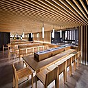 Les suspensions lumineuses cylindriques valorisent les produits.