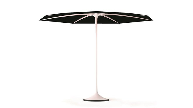 Bien dessiné. C’est l'aboutissement de plusieurs années de recherche qui a donné naissance à ce système innovant. Il dissimule à l’intérieur de sa base, une esthétique raffinée et s’ouvre automatiquement comme un parapluie. Parasol Palma, création Kris Van Puyvelde, à partir de 2699 €, Royal Botania.
