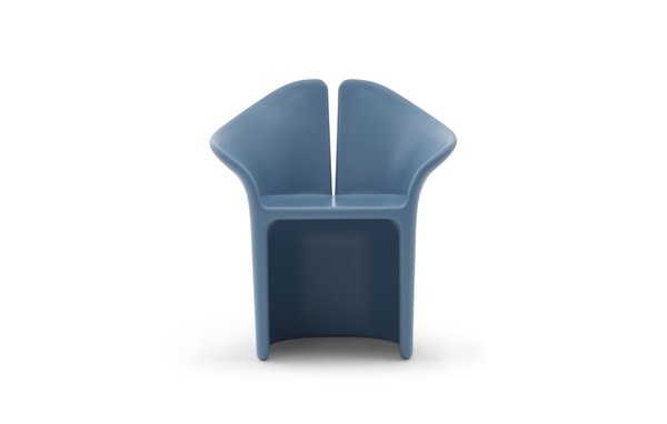 Sculptural. Il trône dans le jardin, avec son dossier haut et ouvert inspiré du costume d’apparat dont il porte le nom. Fauteuil Frac, création Mateo Zorzenoni, résine légère, 500 €, Capellini.