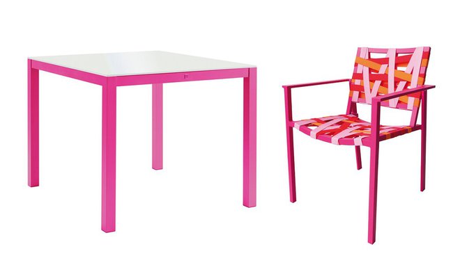 Bonne humeur. Conçu par la pétillante styliste de mode espagnole, comme une ode à la couleur, cet ensemble s’utilise en total look ou en touche vitaminée. Fauteuil, création Agatha Ruiz de la Prada, existe en 3 coloris, 770 € les deux, Sifas.