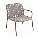 Tressage. Les sangles élastiques souples et robustes aèrent la structure du fauteuil tout en épousant les formes du corps. Collection Yard, fauteuil lounge, création Stephan Diez, 330 €, Emu, chez Made in Design.