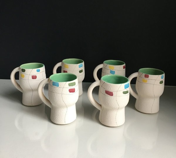 Animé d’un motif géométrique et avec intérieur coloré, ensemble de 6 mugs datant des années 1950, 45 € le lot.