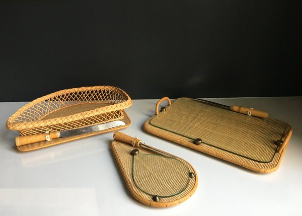 Rare ensemble de deux plateaux à fromage et une panière avec base en rotin, années 1950.