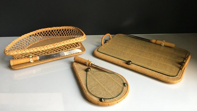 Rare ensemble de deux plateaux à fromage et une panière avec base en rotin, années 1950.
