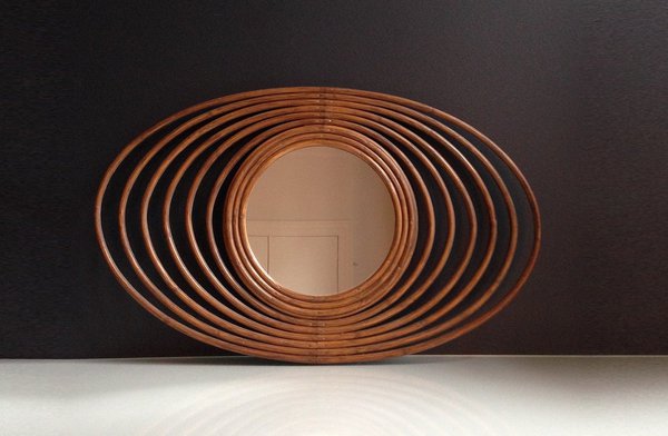 Miroir avec cadre graphique en rotin qui peut s’accrocher à l’horizontale ou à la verticale.