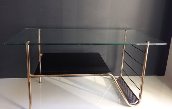 Table basse avec double plateau et range-revues signé Pierre Guariche.