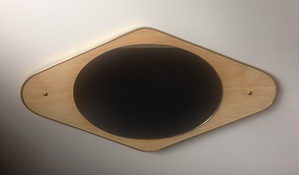 Miroir en forme de losange sur support en bois avec cerclage noir et or. Ce modèle peut être accroché à la verticale ou à l’horizontale.