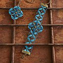 Bracelet lagon de Claudine Chanteloube en soie Argentia coloris Turkish, bottle, green, kim, tealossor au point d'esprit à 4 et 8 fuseaux + roulotté.