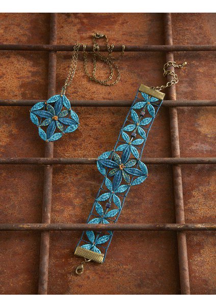 Bracelet lagon de Claudine Chanteloube en soie Argentia coloris Turkish, bottle, green, kim, tealossor au point d'esprit à 4 et 8 fuseaux + roulotté.