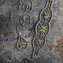 Bracelet en soie d'Alger  et soie Argentia au point d'esprit, roulotté, pointon, ganse, corde de 4 fuseaux et corde de 2 fuseaux.