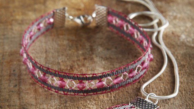 Rosa Parks bracelet et pendentif au point fermé, point ouvert, corde de 4 pose de perles et torsions en Soie Argentia.