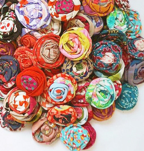 Les broches renoncules de  Lilou Swann en tissu imprimés.