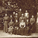 De génération en génération. Jean-Baptiste Gouze est entouré de son équipe à Gestas, dans le Béarn en 1910.