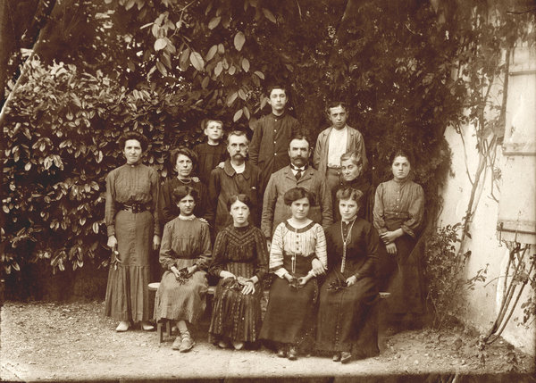 De génération en génération. Jean-Baptiste Gouze est entouré de son équipe à Gestas, dans le Béarn en 1910.