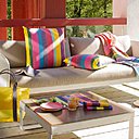 On peut décorer aussi son salon de toiles basques, avec des coussins ou des accessoires pour la table. Collection Belize.