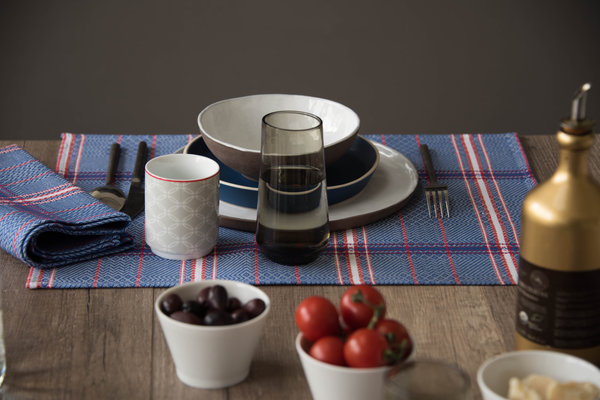 Dans une belle simplicité, la collection Archives réinterprète les tissages Jacquard de la maison, tout en conservant ses qualités de résistance et d’absorption.