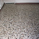 Avant : l’ancien sol en carreaux démodés et usés par le temps.