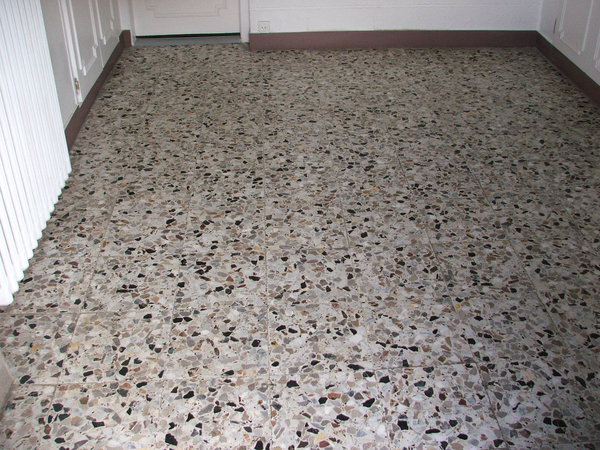 Avant : l’ancien sol en carreaux démodés et usés par le temps.