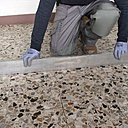 Etape 1 : préparer le sol pour qu’il soit propre, parfaitement plan (pas d’espace entre la règle et le sol : 5 mm maximum), sain, sec et solide (par exemple pas de pose de sol vinyle sur une moquette).