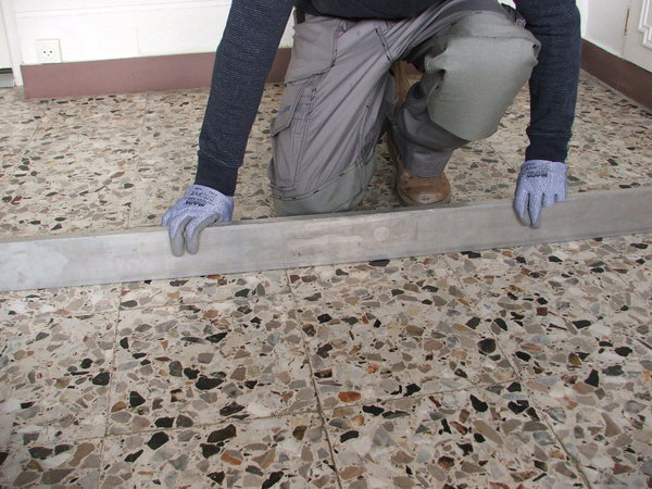 Etape 1 : préparer le sol pour qu’il soit propre, parfaitement plan (pas d’espace entre la règle et le sol : 5 mm maximum), sain, sec et solide (par exemple pas de pose de sol vinyle sur une moquette).