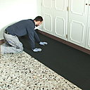 Etape 2 : mise en place de la sous-couche pour un confort acoustique. La sous-couche doit remonter le long des plinthes.