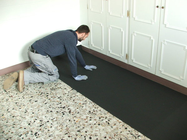 Etape 2 : mise en place de la sous-couche pour un confort acoustique. La sous-couche doit remonter le long des plinthes.