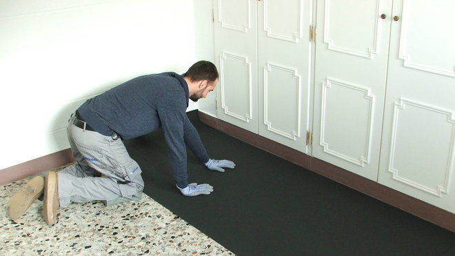 Etape 2 : mise en place de la sous-couche pour un confort acoustique. La sous-couche doit remonter le long des plinthes.