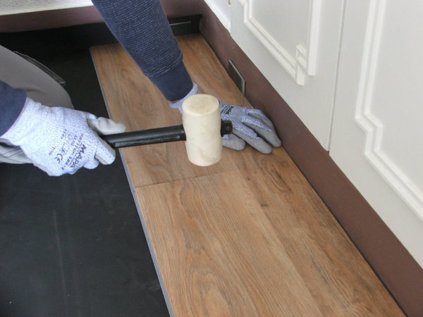 Etape 4 : assemblage des lames sur le petit côté. Verrouiller à l’aide d’un maillet (clic à plat).