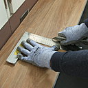 Etape 6 : rayer la lame au niveau du tracé au crayon avec un cutter.