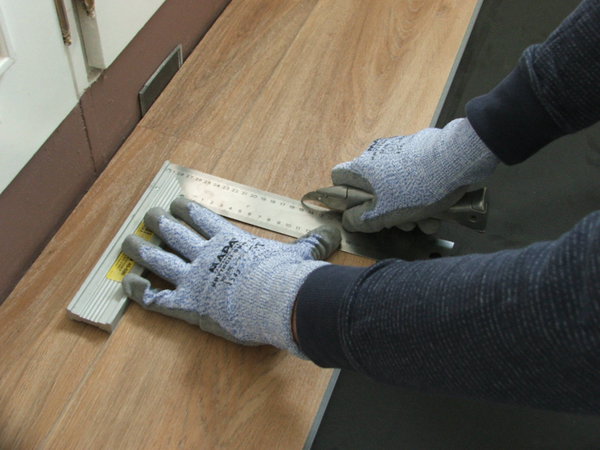 Etape 6 : rayer la lame au niveau du tracé au crayon avec un cutter.