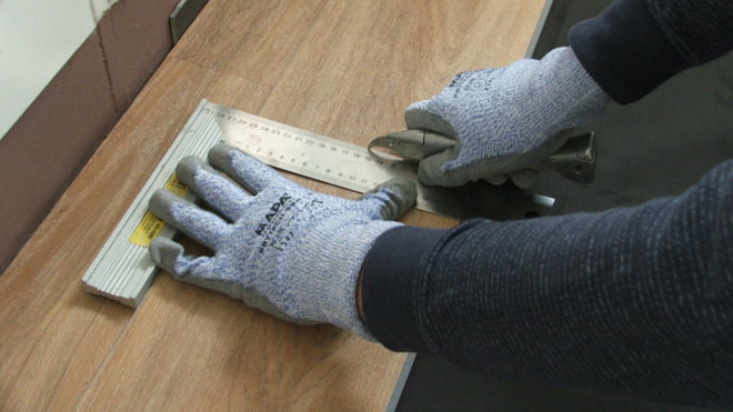 Etape 6 : rayer la lame au niveau du tracé au crayon avec un cutter.