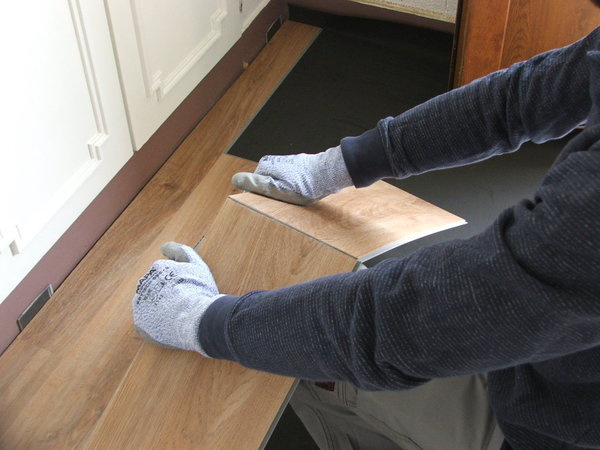 Etape 7 : casser la lame au niveau de la rayure et la cliquer avec la précédente (ne pas oublier de la verrouiller à l’aide du maillet).