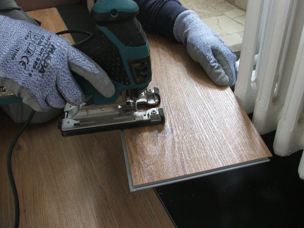 Etape 9 : pour les découpes suivant un détail, il est possible d’utiliser une scie sauteuse pour plus de précision.