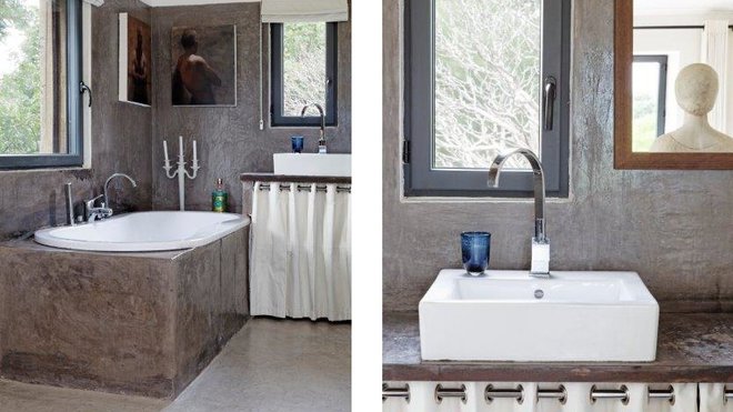 Salle de bains nappée de tadelakt et éléments sanitaires encastrés immaculés qui contrastent sur le revêtement enduit et travaillé.