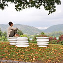 Inspirée par l’artisanat et le design industriel, Cécile Charroy a conçu ces assises Vagues en céramique pour profiter pleinement de l’espace public. Elle propose également un atelier d’initiation autour de la céramique.