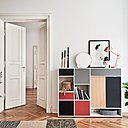 Un meuble d’appoint avec une composition colorée et graphique de façades et une touche de bois. L’ensemble, 791 €.