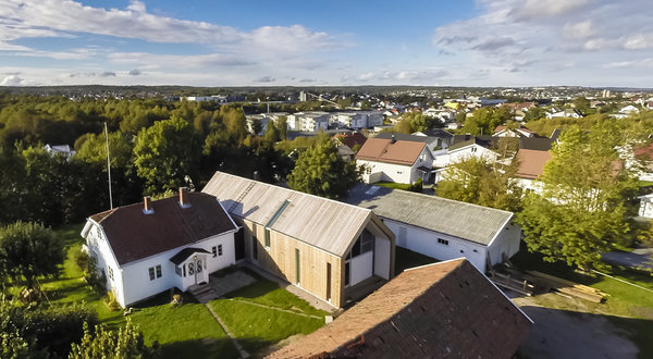 Deux entités bien distinctes combinent à la fois la fonction et la beauté pour créer une maison familiale durable et pittoresque.