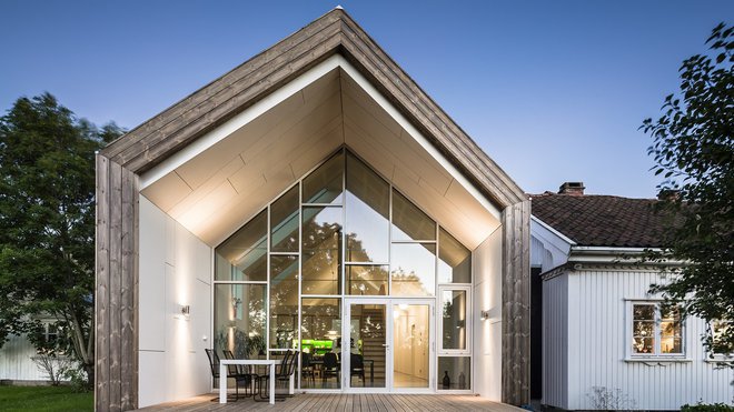 L’auvent abrite la terrasse et protège la maison des intempéries et du froid.