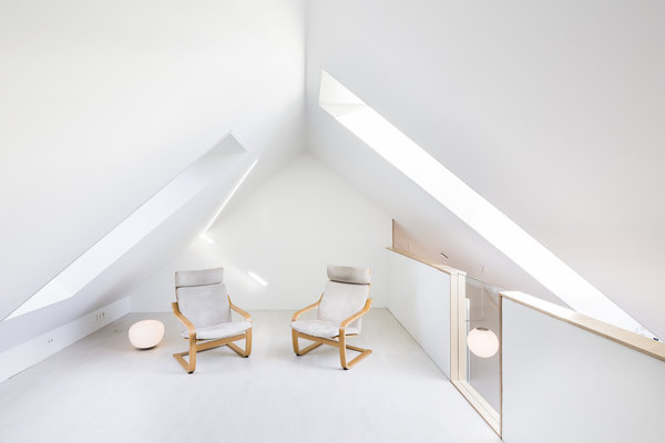 Chaque recoin de la grange est aménagé ; pas de place perdue sous les pentes du toit, isolées de l’intérieur et de l’extérieur.