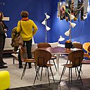 Stand A Touch of Design sur Les Puces du Design au premier plan : chaises design Geneviève  Dangles et Christian Defrance 1955  et table Tulip, design 1956 de Eero Saarinen pour Knoll.