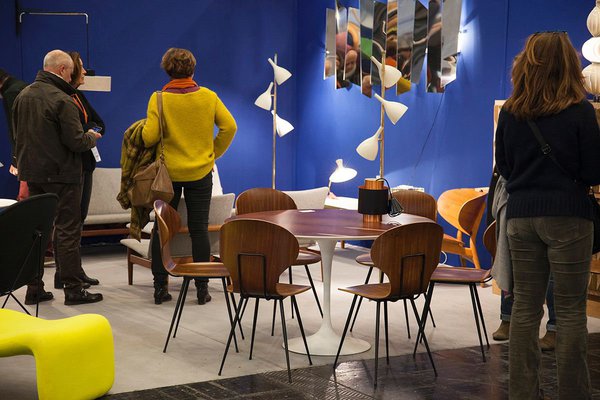 Stand A Touch of Design sur Les Puces du Design au premier plan : chaises design Geneviève  Dangles et Christian Defrance 1955  et table Tulip, design 1956 de Eero Saarinen pour Knoll.