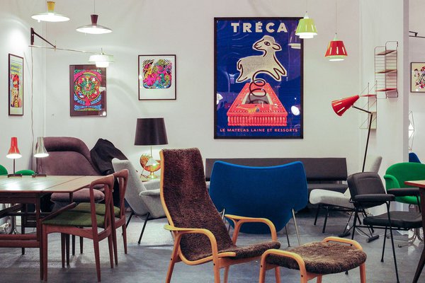 Stand de La Galerie du 20° siècle avec, au premier plan, un fauteuil avec repose-pied design Bruno Mathsson.