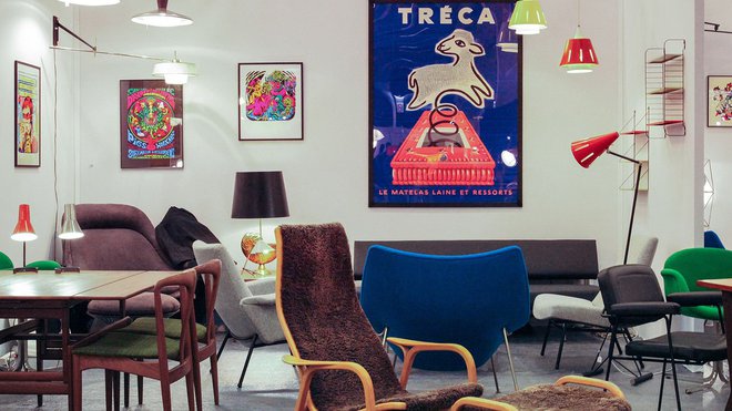 Stand de La Galerie du 20° siècle avec, au premier plan, un fauteuil avec repose-pied design Bruno Mathsson. Stand de La Galerie du 20° siècle avec, au premier plan, un fauteuil avec repose-pied design Bruno Mathsson.