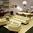 Au premier plan ensemble canapé et fauteuils Teckel de Michel Mortier pour Steiner; fauteuil Warren Platner et, en arrière-plan, table Tulip et fauteuils « Conférence » d’Eero Saarinen sur le stand de Damien Barioz.