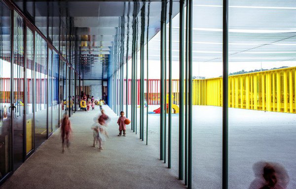 La crèche « El petit comte » à Girona en Espagne, est une belle démonstration du travail de RCR Arquitectes, tout en simplicité.