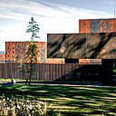 Avec la lumière, la façade principale du musée Soulages fait varier les nuances de l’acier Corten dont la corrosion est utilisée pour son aspect brut et ses qualités de résistance aux conditions atmosphériques.