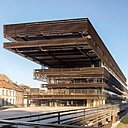 La médiathèque Waalse Krook à Gand en Belgique a été inaugurée récemment. Concepteurs du projet, RCR Arquitectes et les architectes belges Coussée & Goris ont livré ce bâtiment contemporain intégré dans la vieille ville.