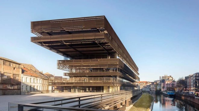 La médiathèque Waalse Krook à Gand en Belgique a été inaugurée récemment. Concepteurs du projet, RCR Arquitectes et les architectes belges Coussée & Goris ont livré ce bâtiment contemporain intégré dans la vieille ville.